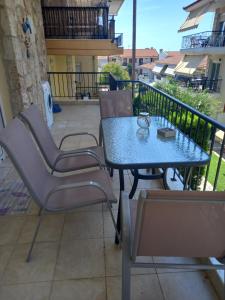 un patio avec une table et des chaises sur un balcon dans l'établissement ΑΝΝΑ, à Nea Skioni