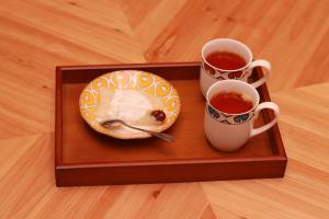 红柳花天台花园民宿Red Willow Flower Hotel的咖啡和沏茶工具