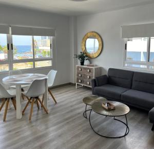 salon z kanapą i stołem w obiekcie CORNELIA`S HOME TC2 playa w mieście Los Cristianos