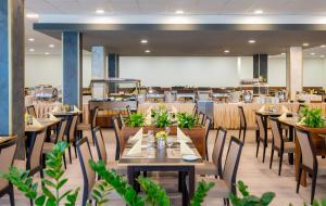 A restaurant or other place to eat at Hunguest Szeged - ex Forrás