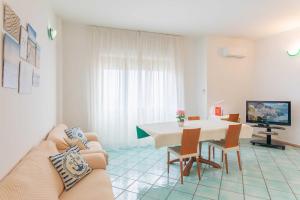 a living room with a couch and a table at Casa Elan Salerno in Salerno
