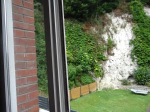 una ventana con vistas al patio en Appartement lumineux au centre de dieppe, calme et confortable, en Dieppe