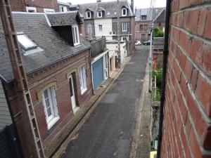 una calle vacía en un callejón entre edificios en Appartement lumineux au centre de dieppe, calme et confortable, en Dieppe