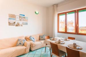 a living room with a couch and a table at Casa Elan Salerno in Salerno