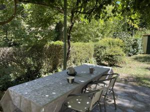 a table with two chairs and a table with drinks on it at La Petite école du Valdeyron in Valleraugue +3 photos