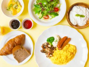 Una mesa con platos de comida encima en Kumamoto Hotel Castle, en Kumamoto