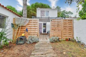 En have udenfor Jolie maison pour 7 - 300 m de la plage - Dunes