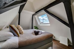 Voodi või voodid majutusasutuse Haarlem Hotel Suites toas