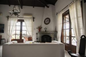 TV a/nebo společenská místnost v ubytování Red Rock Villa