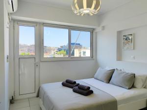 Posteľ alebo postele v izbe v ubytovaní KYMA Apartments - Athens Acropolis 14