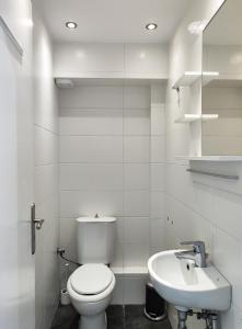 Kúpeľňa v ubytovaní KYMA Apartments - Athens Acropolis 14