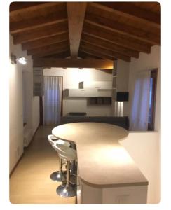 Appartamento in Centro Storico - Boutique في كلوسوني: مطبخ مع طاولة وكراسي في الغرفة