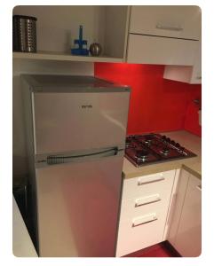 Appartamento in Centro Storico - Boutique في كلوسوني: مطبخ مع ثلاجة وموقد