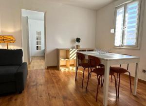 a living room with a white table and chairs at Appartement Zola in Jarny