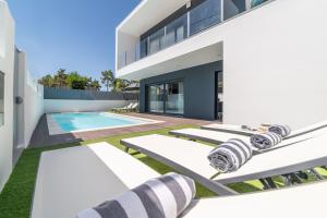 ein Bild einer Villa mit Swimmingpool in der Unterkunft Villa Alva in Aroeira