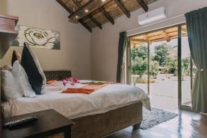马里兰Kruger View Chalets的一间卧室设有一张大床和一个滑动玻璃门