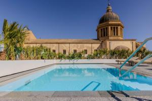 Bazén v ubytování Dome Hotel nebo v jeho okolí