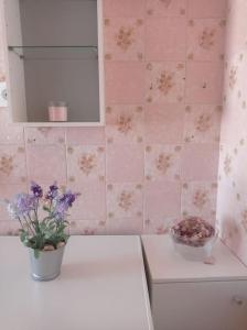 a white counter with a vase of flowers on it at Casa de la Ermita in Alhaurín de la Torre +8 photos