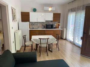 a kitchen and dining room with a table and chairs at Ενοικιαζόμενα Έλενα in Therma