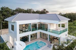 eine Luftaufnahme eines Hauses mit Swimmingpool in der Unterkunft Sea'cret Stay Villa Pattaya พัทยา พูลวิลล่าพัทยา ใกล้ทะเล in Na Jomtien