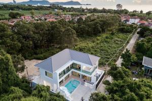 eine Luftaufnahme eines Hauses mit Swimmingpool in der Unterkunft Sea'cret Stay Villa Pattaya พัทยา พูลวิลล่าพัทยา ใกล้ทะเล in Na Jomtien