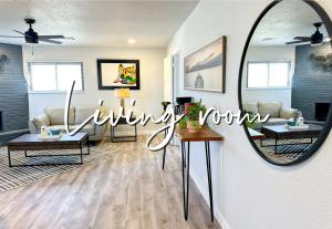 sala de estar con espejo y sofá en Spacious Budget 1br Near Will Rogers Garden #41b, en Oklahoma City