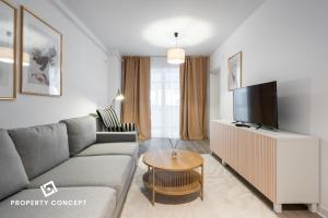 un salon avec un canapé et une télévision dans l'établissement Central Residence Apartment 711 B4, à Vatra Mînăstirii Cotroceni