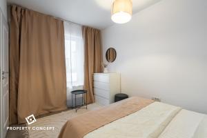 une chambre blanche avec un lit et un miroir dans l'établissement Central Residence Apartment 711 B4, à Vatra Mînăstirii Cotroceni