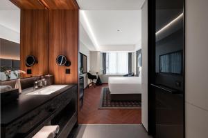Uma cama ou camas num quarto em IntercityHotel Xi'an Dayan Pagoda by DH