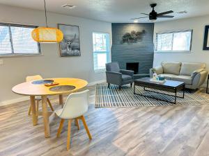 una sala de estar con una mesa y un sofá en Spacious Budget 1br Near Will Rogers Garden #41b, en Oklahoma City