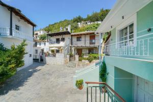 eine Reihe von Häusern auf einer Straße in der Unterkunft The Brothers House in Panagia