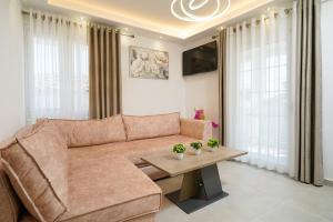 ein Wohnzimmer mit Sofa und Tisch in der Unterkunft The Brothers House in Panagia