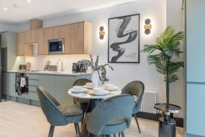 Kuchnia lub aneks kuchenny w obiekcie Unwind in Style 2BR with Cozy Backyard for Groups