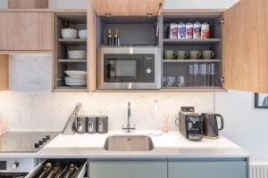 Kuchnia lub aneks kuchenny w obiekcie Unwind in Style 2BR with Cozy Backyard for Groups