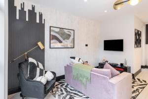Telewizja i/lub zestaw kina domowego w obiekcie Unwind in Style 2BR with Cozy Backyard for Groups