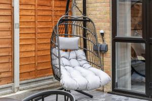 Zdjęcie z galerii obiektu Unwind in Style 2BR with Cozy Backyard for Groups w Londynie