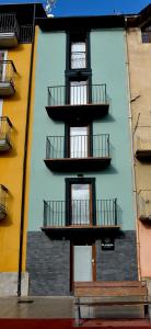 een gebouw met een klok aan de zijkant bij LA CASETA DELS HEROIS in Puigcerdà