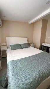 Postel nebo postele na pokoji v ubytování Rota Star Hotel Beyoğlu