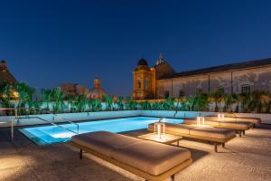 un cortile con piscina e un edificio di Dome Hotel a Marsala