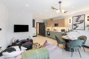 Kuchnia lub aneks kuchenny w obiekcie Unwind in Style 2BR with Cozy Backyard for Groups