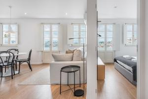 ein Wohnzimmer mit Sofa und Tisch in der Unterkunft GuestReady - Riverview Douro Balcony in Vila Nova de Gaia