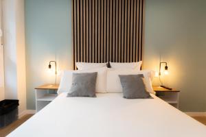 I'M Room Suites Nuevos Ministerios - Bernabeu 'Digital Access'客房内的一张或多张床位