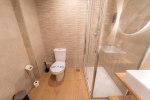I'M Room Suites Nuevos Ministerios - Bernabeu 'Digital Access'的一间浴室