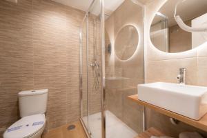 I'M Room Suites Nuevos Ministerios - Bernabeu 'Digital Access'的一间浴室