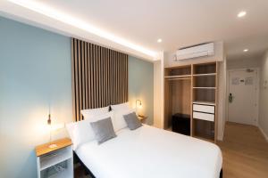 I'M Room Suites Nuevos Ministerios - Bernabeu 'Digital Access'客房内的一张或多张床位