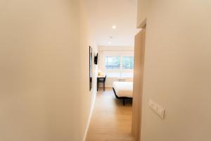 I'M Room Suites Nuevos Ministerios - Bernabeu 'Digital Access'客房内的一张或多张床位