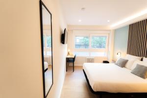 I'M Room Suites Nuevos Ministerios - Bernabeu 'Digital Access'客房内的一张或多张床位