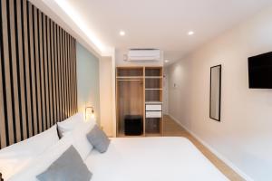 I'M Room Suites Nuevos Ministerios - Bernabeu 'Digital Access'客房内的一张或多张床位