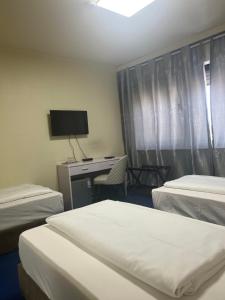 Postel nebo postele na pokoji v ubytování Hotel Am Flughafen