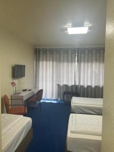 TV a/nebo společenská místnost v ubytování Hotel Am Flughafen